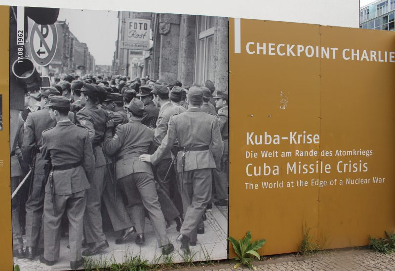 Berlin panneau Checkpoint Charlie