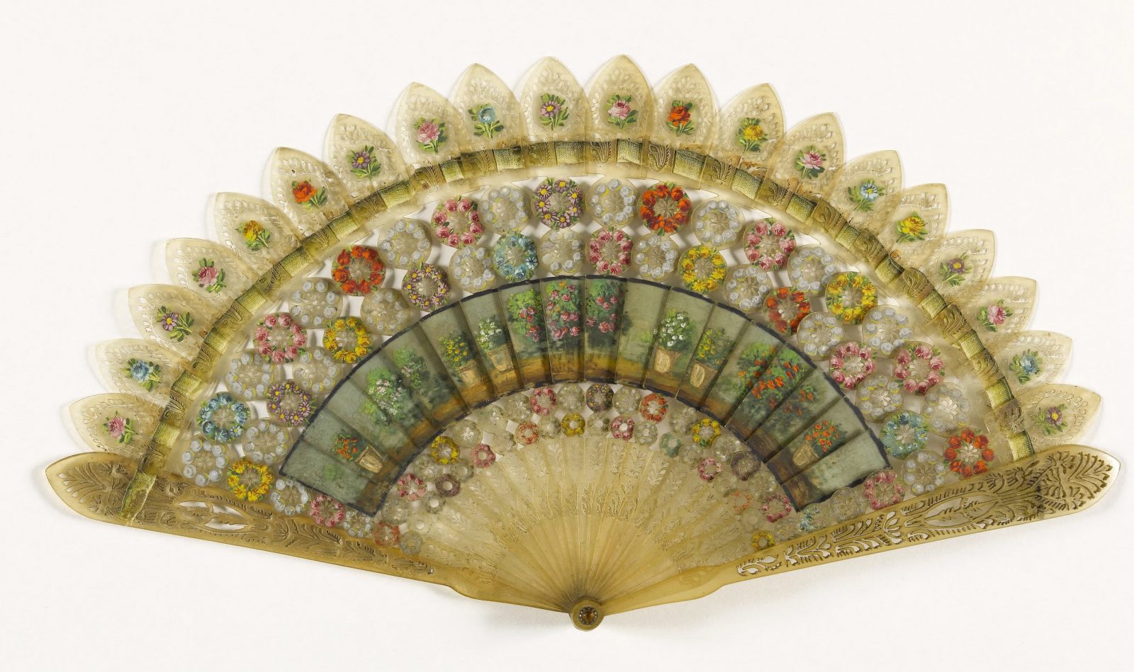 Anonyme. Eventail brisé. Corne découpée, percée et peinte à la gouache, ruban de soie. 1820-1830. Galliera, musée de la Mode de la Ville de Paris.