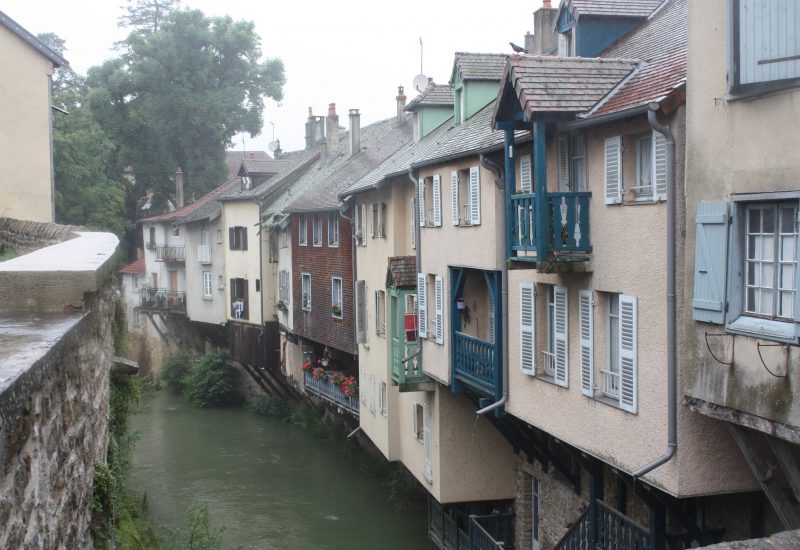 Arbois, maisons le long de la Cuisance