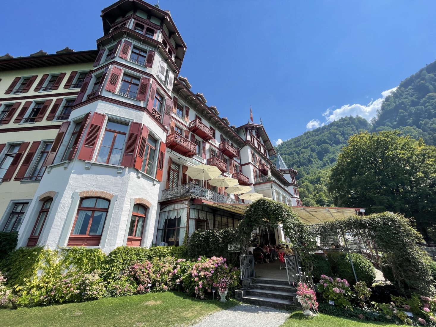 Lac de Brienz : le Grandhotel Giessbach  et jardin